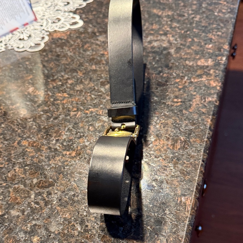Authentic leather, pre-owned, Gucci belt.